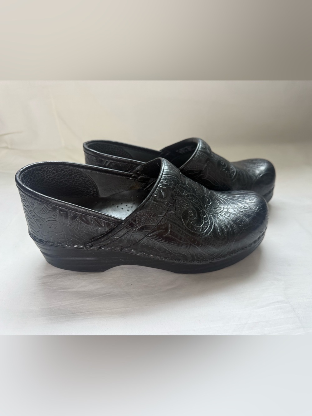 Dansko Professional Black Tooled Floral Clogs EU 39 Nurse Chef Comfort Shoes